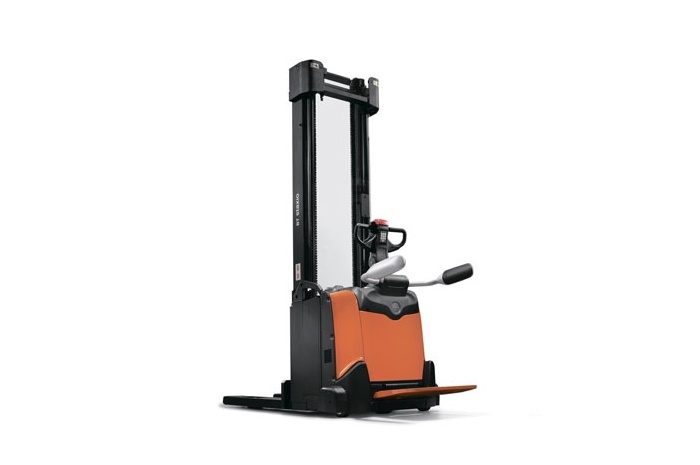 Аренда электроштабелера TOYOTA SPE140 Triplex HiLo 5400
